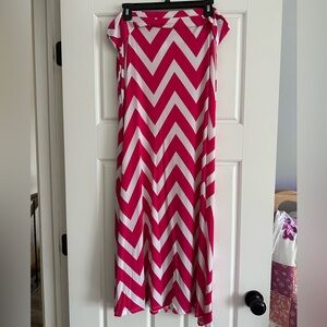 Women’s plus size 3X hot Pink and White Chevron Maxi skirt.